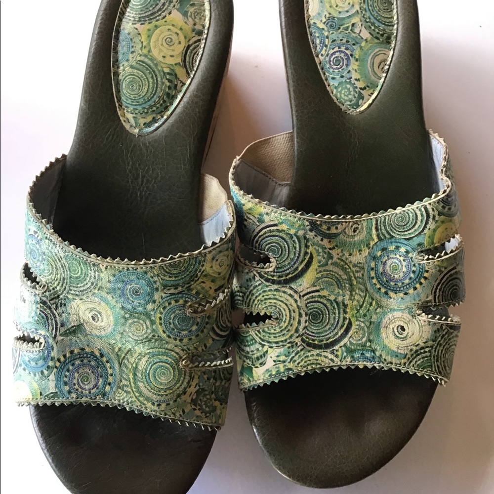 Seashell design, leather Icon Wedge, w gold flecks